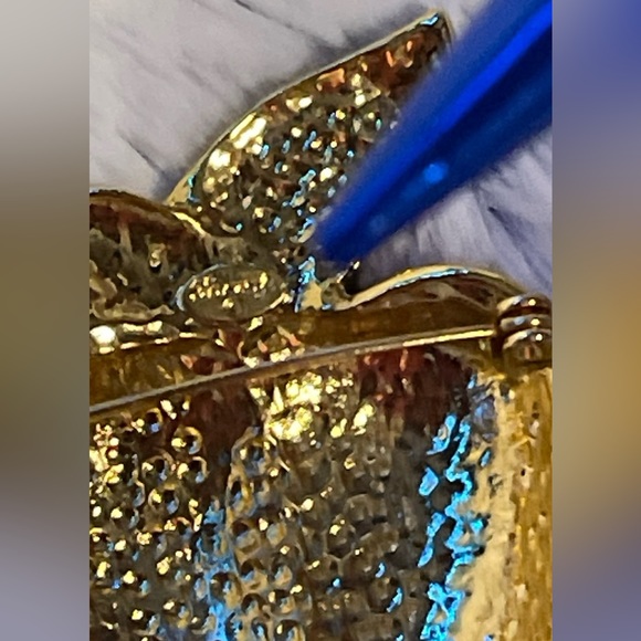 Vintage bright red Apple brooch with three clear stones set in the stem. - Picture 2 of 6